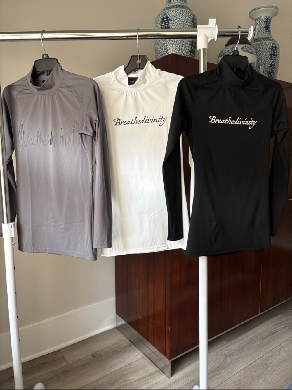 Long-Sleeve Mock Neck compression Top - Black, White, Gray Sz M
